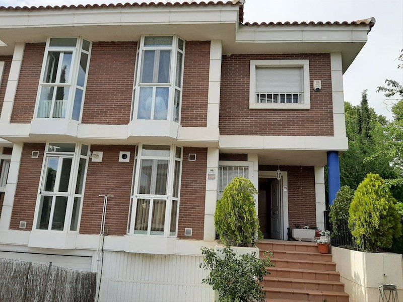 CHALET EN CALLE DE LA REINA