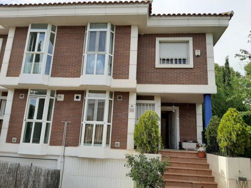 CHALET EN CALLE DE LA REINA